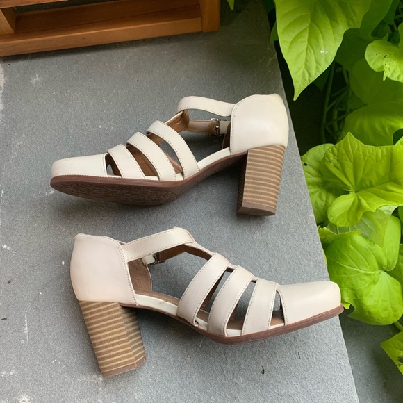 Clarks Artisan Heeled Sandal in White Leather - Picture 4 of 7